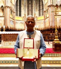 Vatican awards Yunus with the “Lamp of Peace of Saint Francis” Vatican awards Yunus with the “Lamp of Peace of Saint Francis”